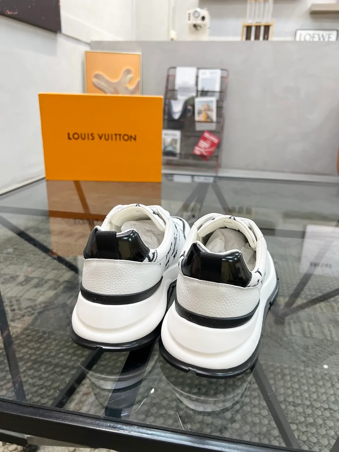 Factory price: 480💰LV🔍Top purchasing agent🇮🇹 Lu Street God's new sports shoes are coming and are available at counters simultaneously. Original factory configuration, original cowhide imported from Italy with mesh fabric, high-quality printing and splicing complex process, sports trendy person, imported water-dyed cowhide lining, sole: Wang Yuan factory specially provides the original sole, super comfortable, original factory follow-up goods 🔍🔍High quality, you can enter and leave the counter at will, welcome to compare and synchronize with the counter, code number 38-44, customized 45